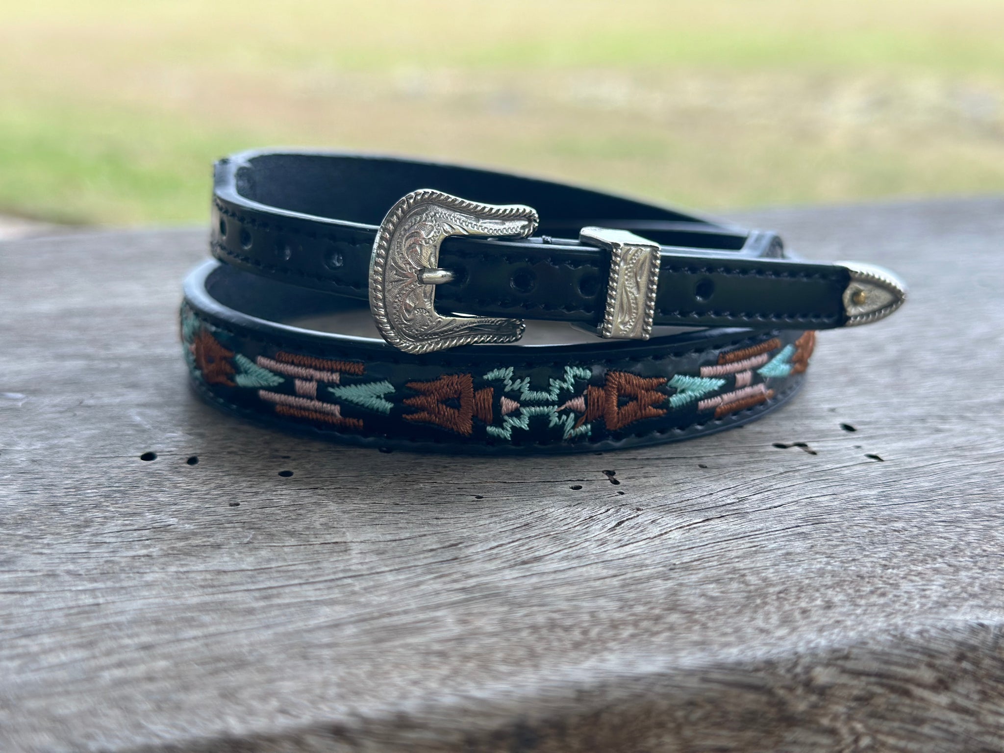 BLACK LEATHER WITH AZTEC STITCHED CROWN BAND